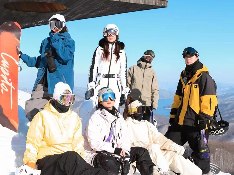 滑雪服可以当冲锋衣吗